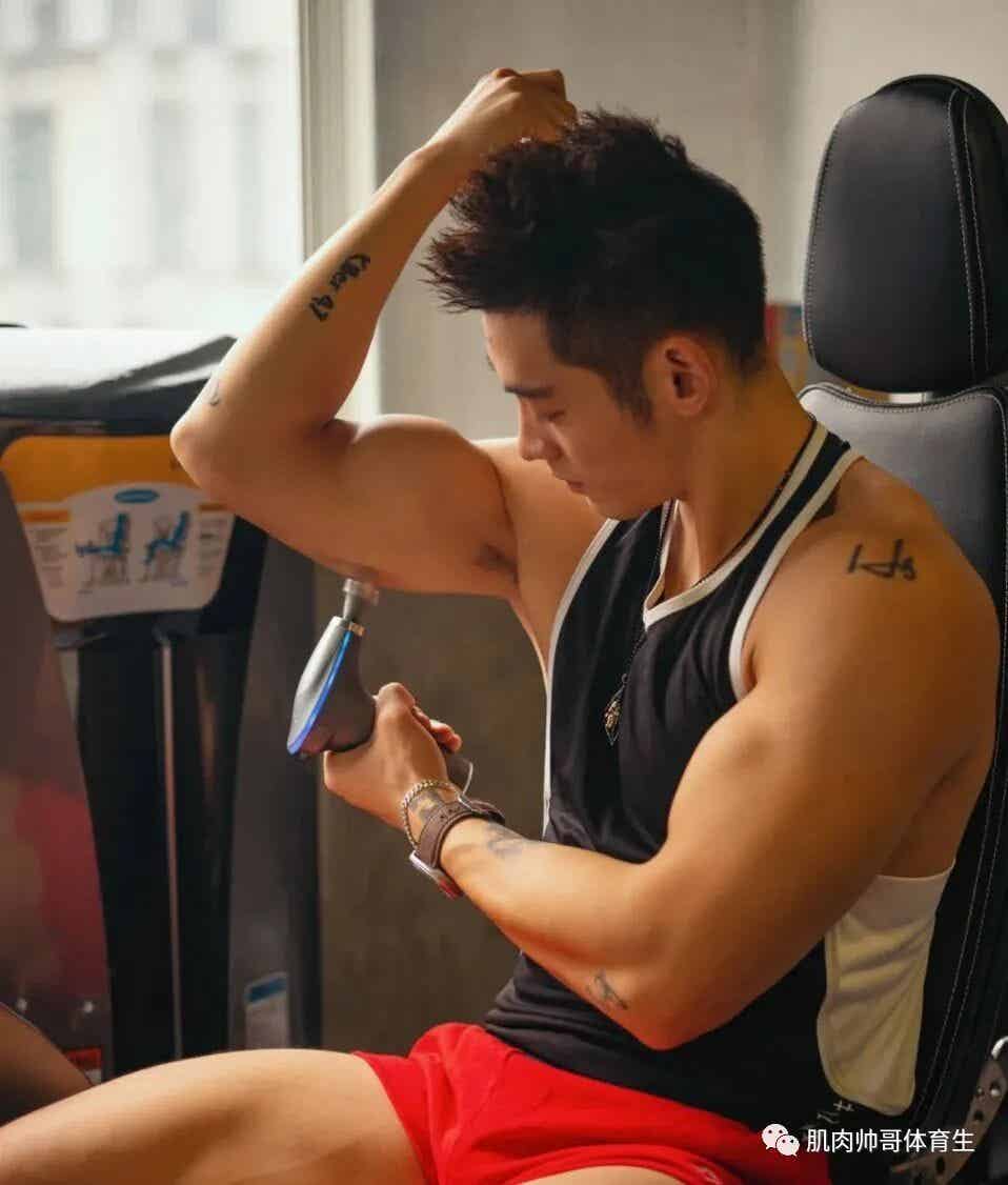 长的很精神又很帅气，魅力肌肉体育生