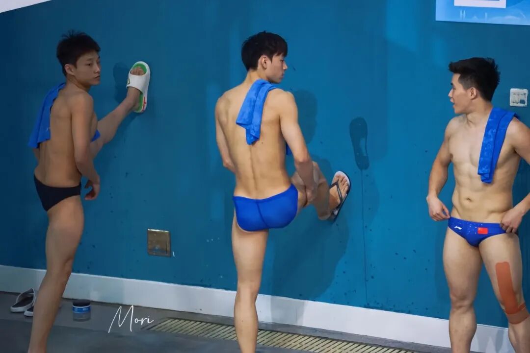20 的小哥泳裤穿太垒很好看若隐若现?发育太强大! 20 的小哥泳裤穿太垒很好看若隐若现?发育太强大!