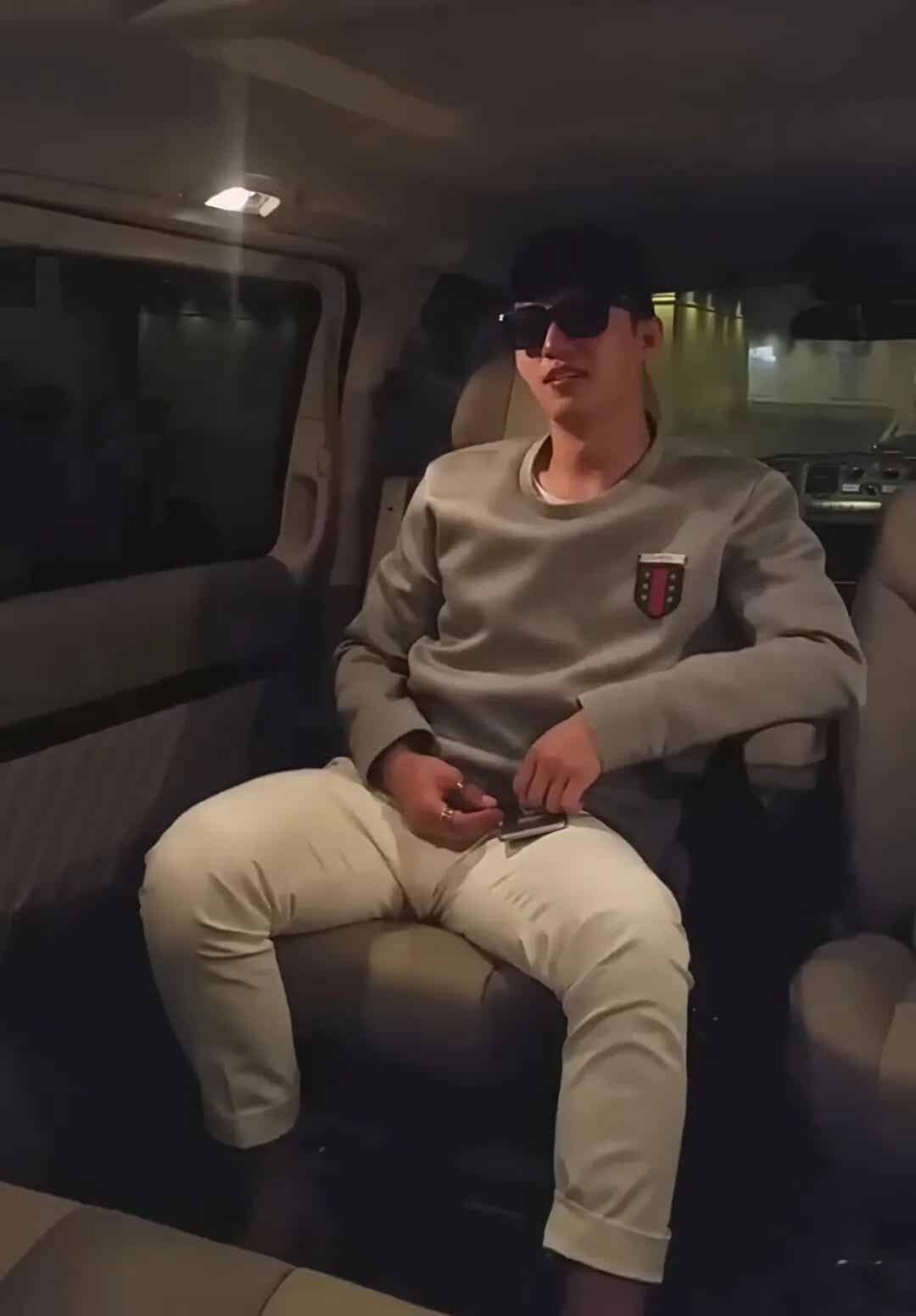 黄景瑜视频半果出镜引发舔屏，妥妥的 D 杯大胸啊~