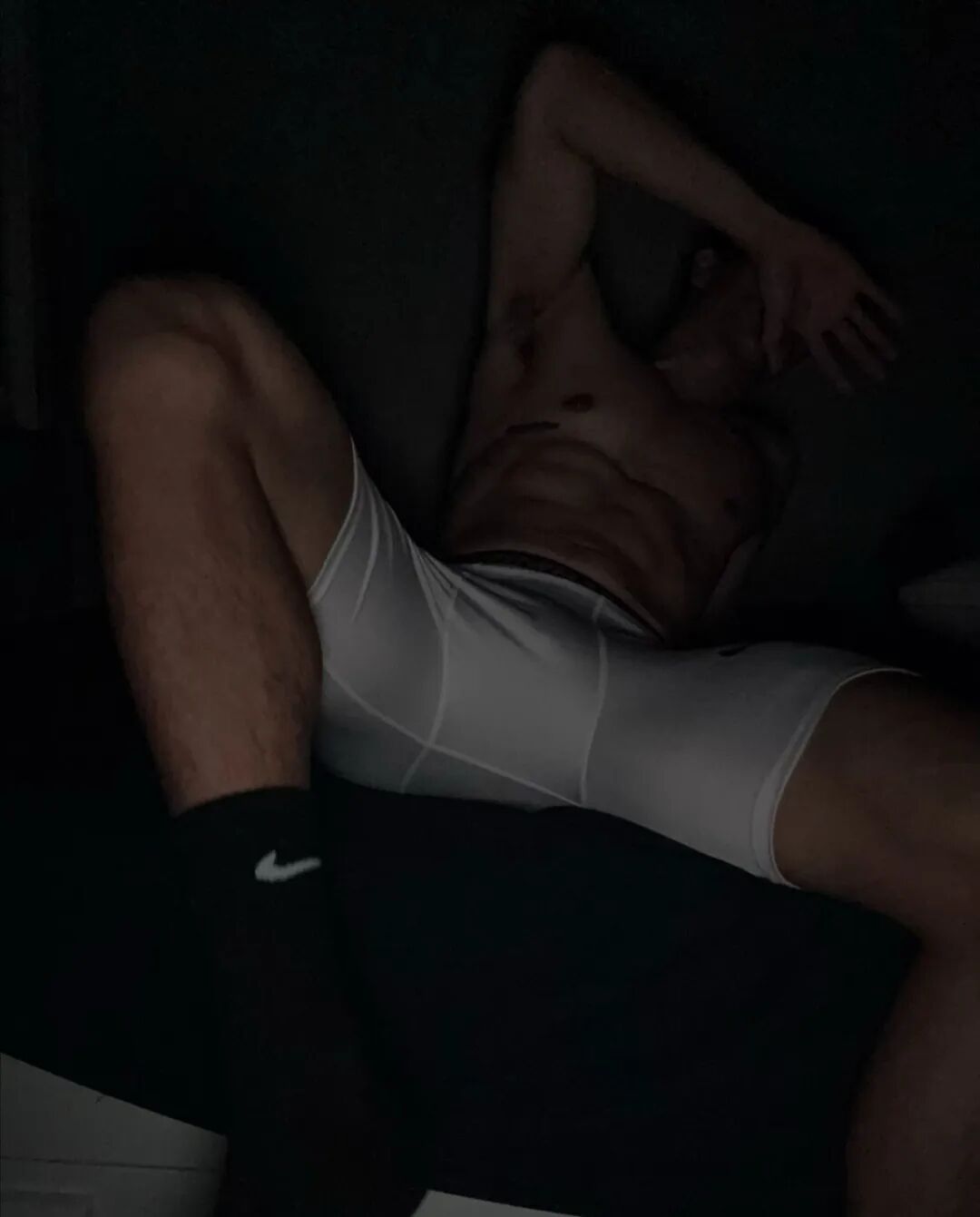 【10 月精选】抖音黑皮精壮体育生下海推特，粗腿大包及其诱人....