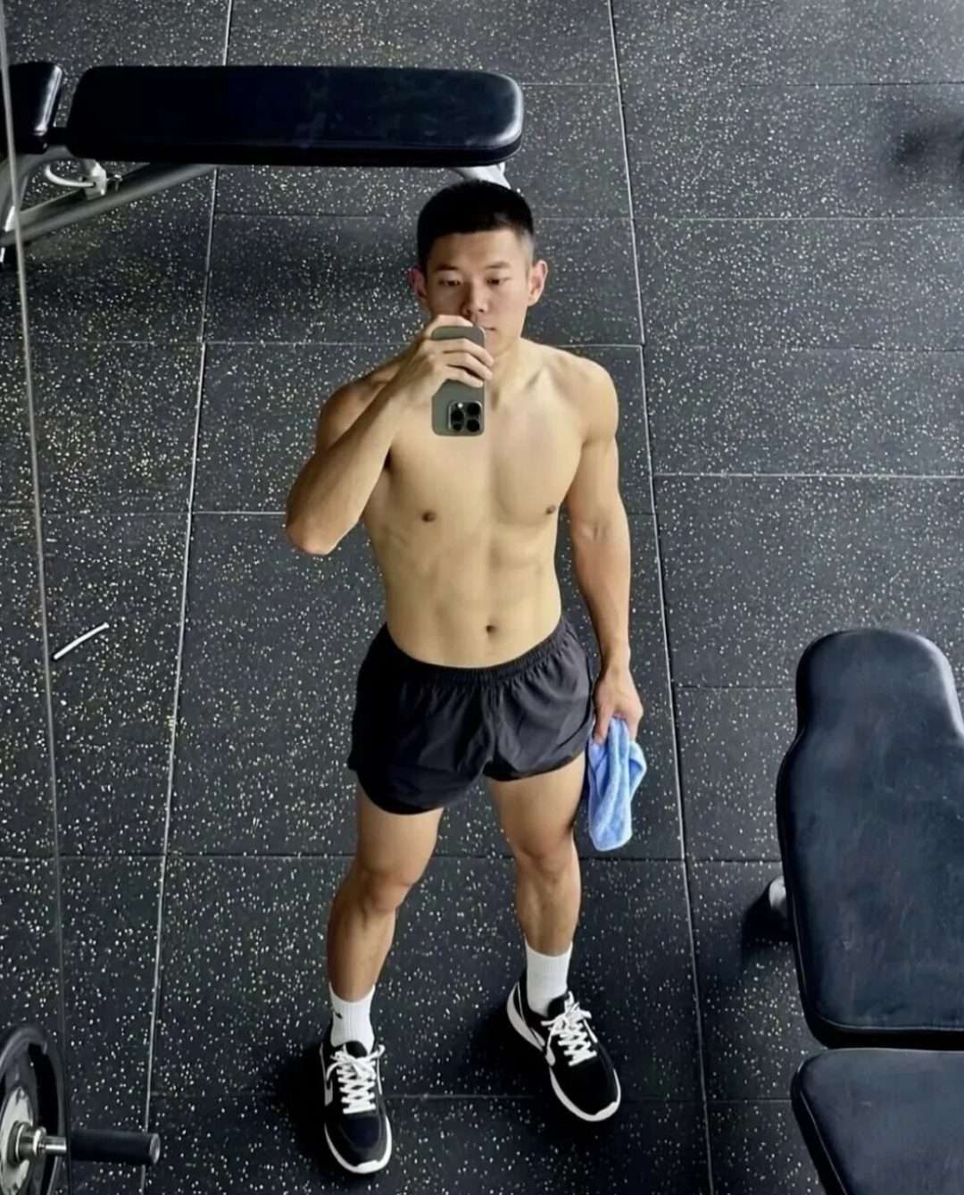 186cm 运动男自拍很有劲得样子！