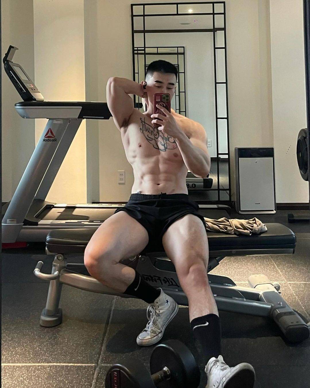 反转！魔都酒吧肌肉网红肌肉男被误传“嗑药”？酒吧回应：真相没你想的那样