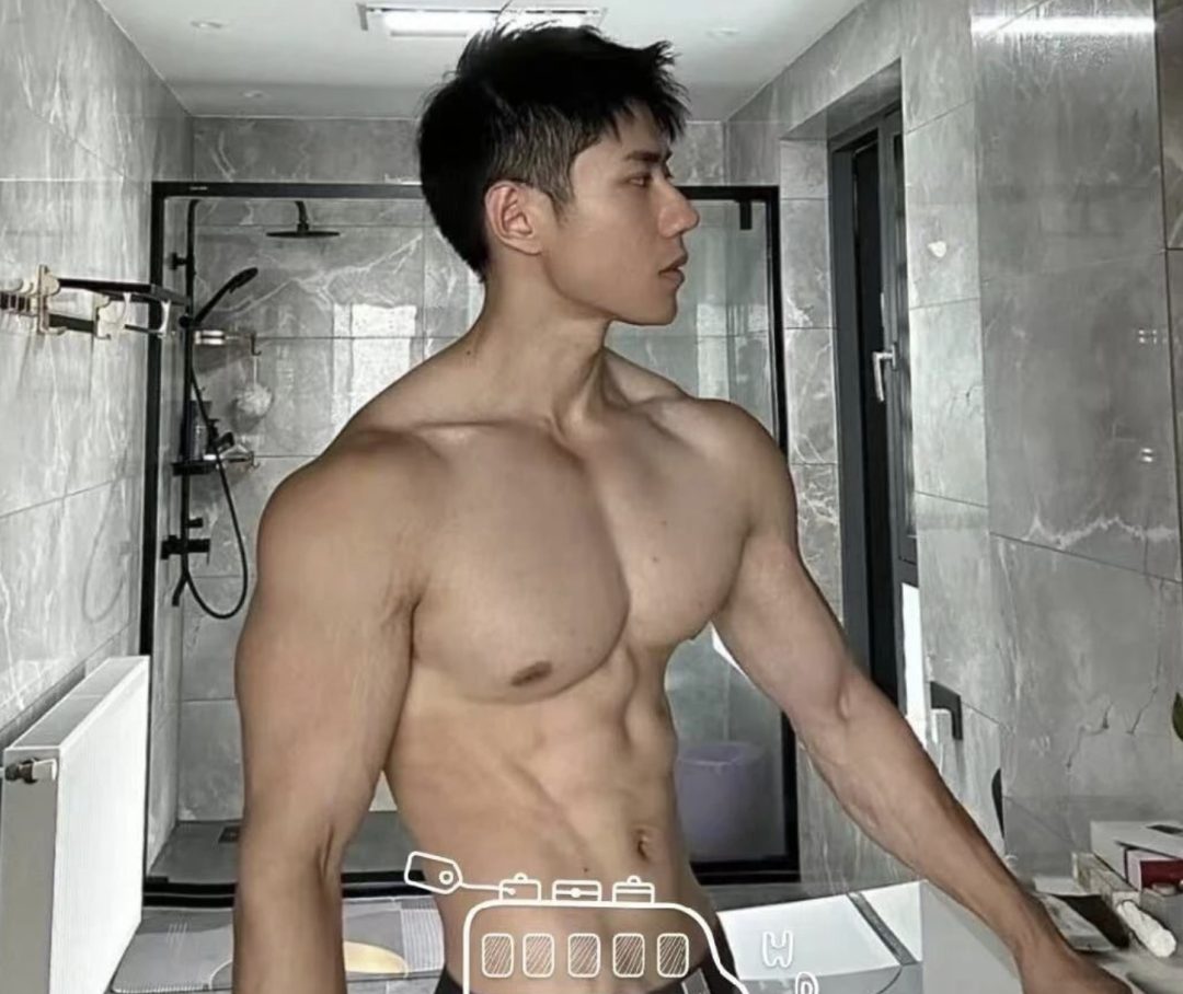 今天这个大鼻子帅哥的肌肉身材也太赞了 胸肌好壮