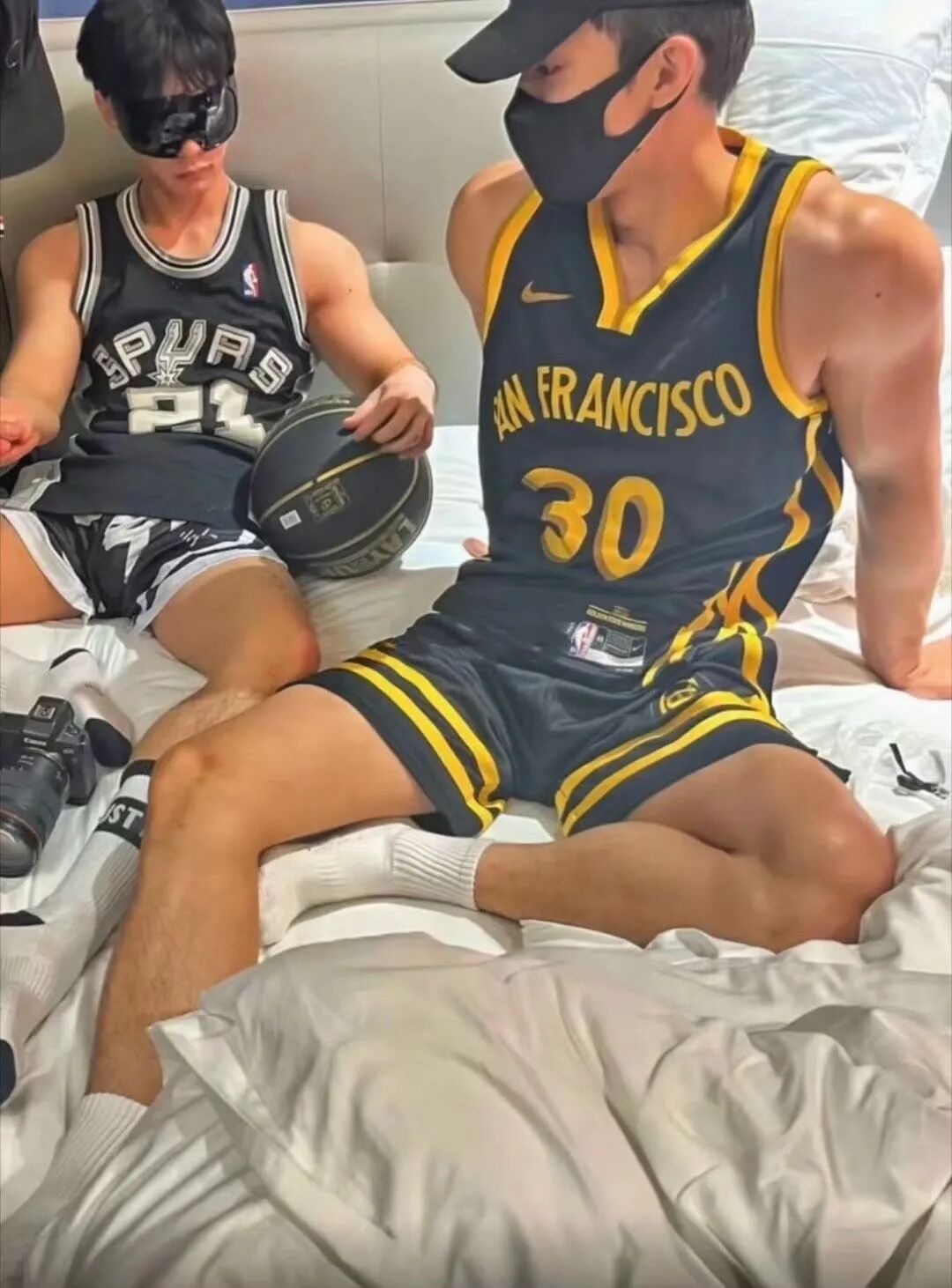 体育生火了!多人疑似被采访?兵哥哥火车上被偷拍? 体育生火了!多人疑似被采访?兵哥哥火车上被偷拍?