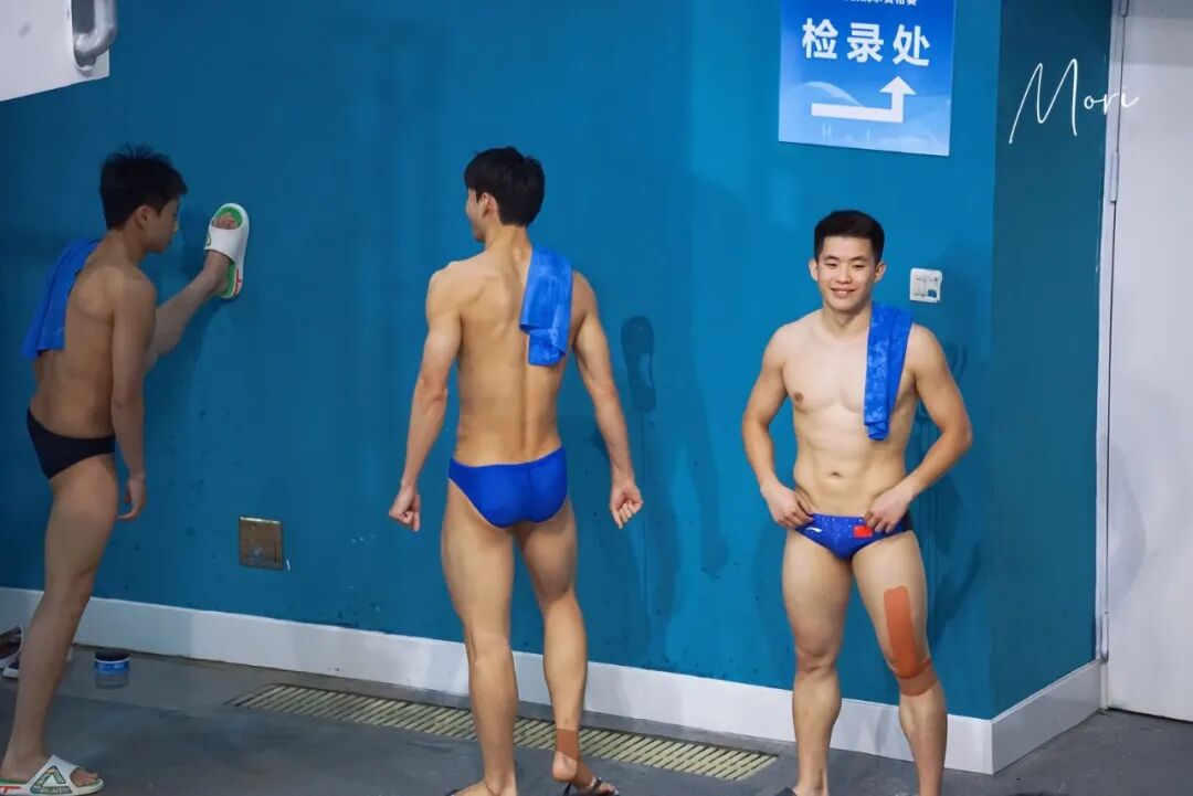 20 的小哥泳裤穿太垒很好看若隐若现?发育太强大! 20 的小哥泳裤穿太垒很好看若隐若现?发育太强大!