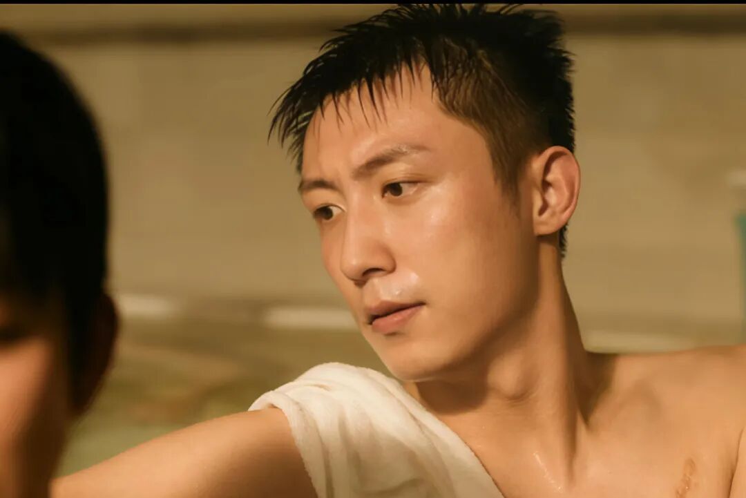 33 岁黄景瑜洗澡视频引发舔屏,青筋暴起的肱二头肌,这胸也大了吧! 33 岁黄景瑜洗澡视频引发舔屏,青筋暴起的肱二头肌,这胸也大了吧!