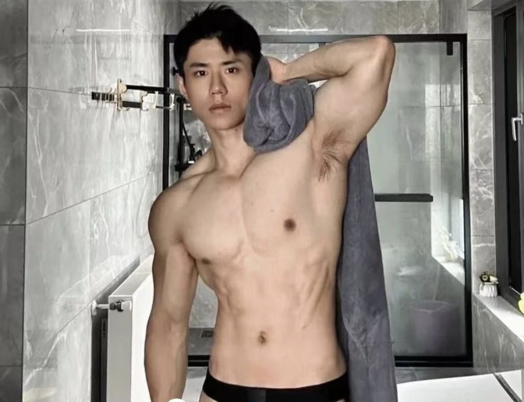 今天这个大鼻子帅哥的肌肉身材也太赞了 胸肌好壮