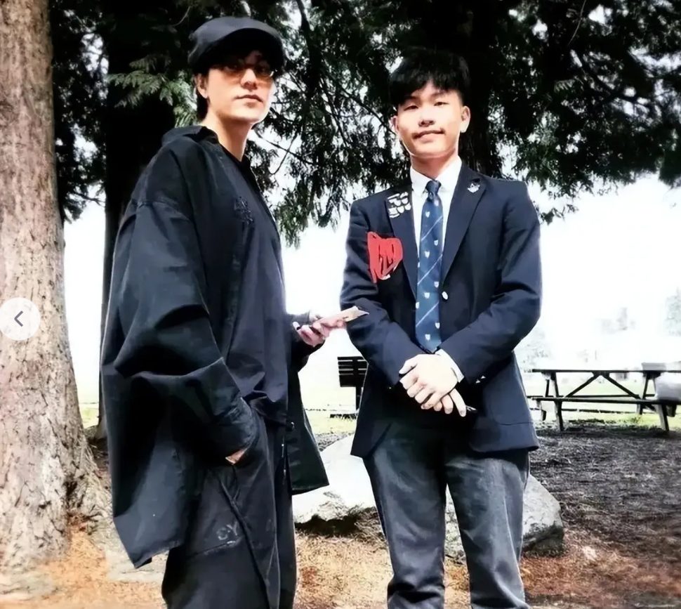 陈坤牵 2 个男孩现身医院引猜想，他的大儿子已经 23 岁了