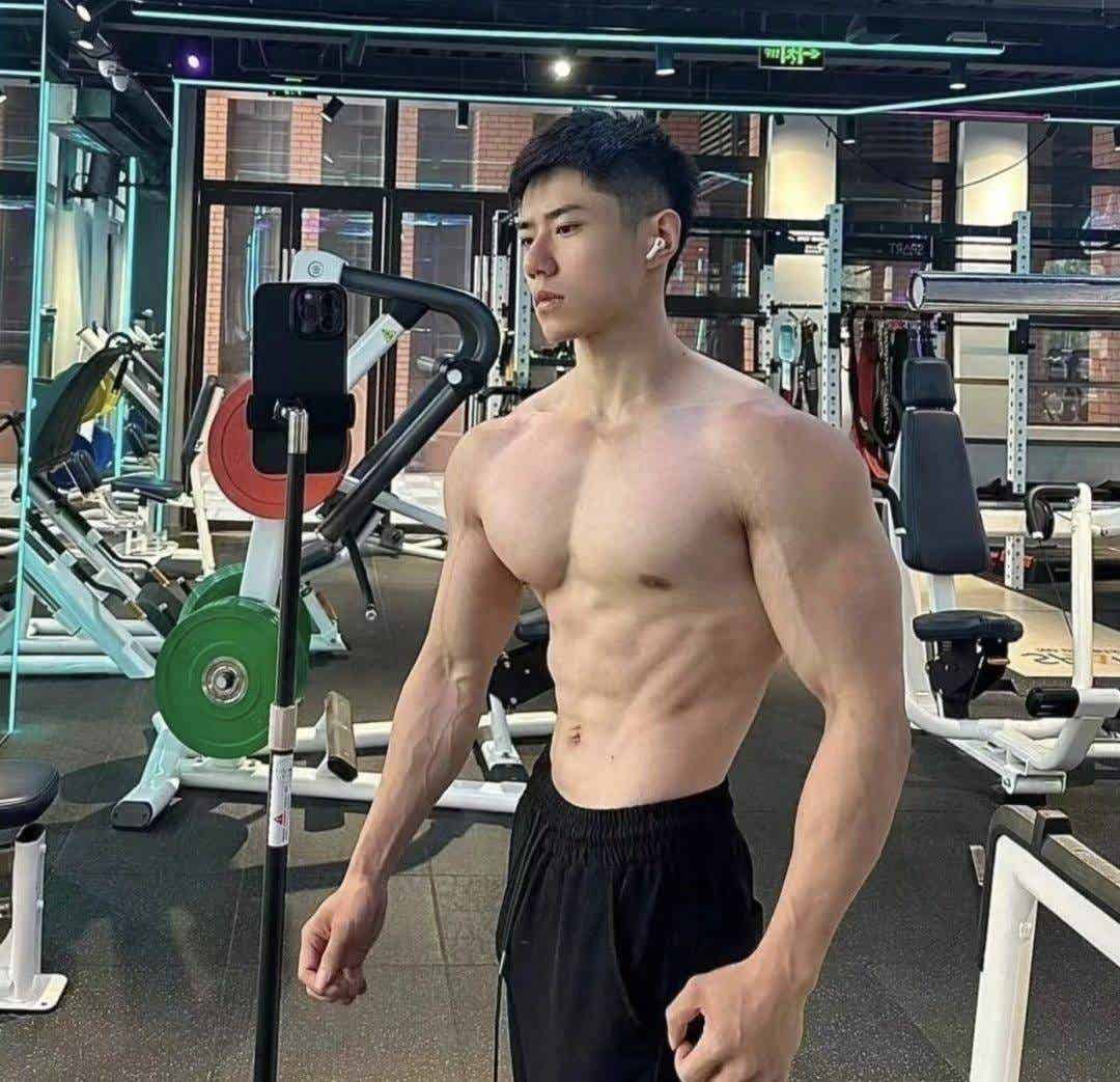 今天这个大鼻子帅哥的肌肉身材也太赞了 胸肌好壮