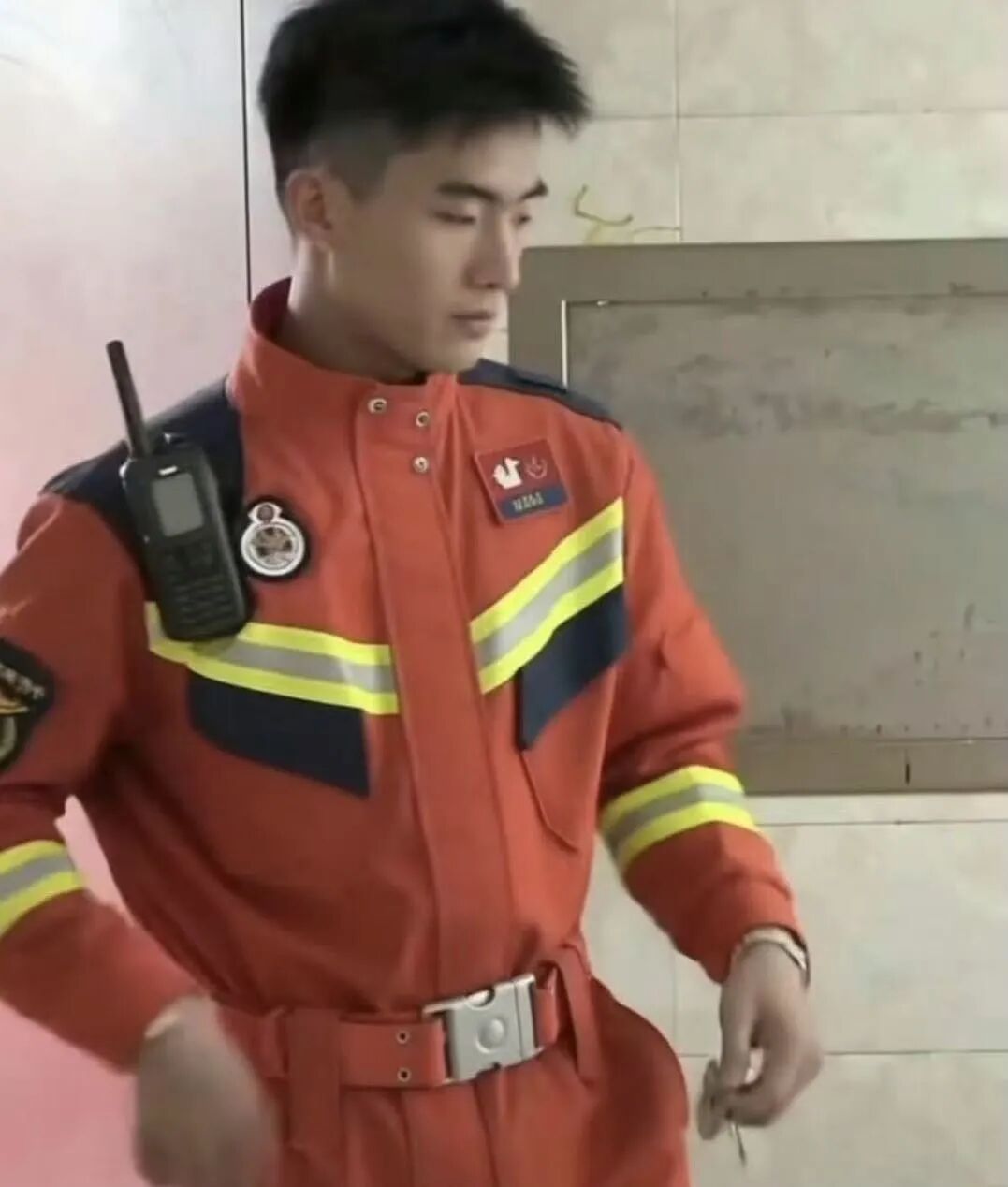 体育生火了!寸头哥酒店被拍?消防哥被采访? 体育生火了!寸头哥酒店被拍?消防哥被采访?
