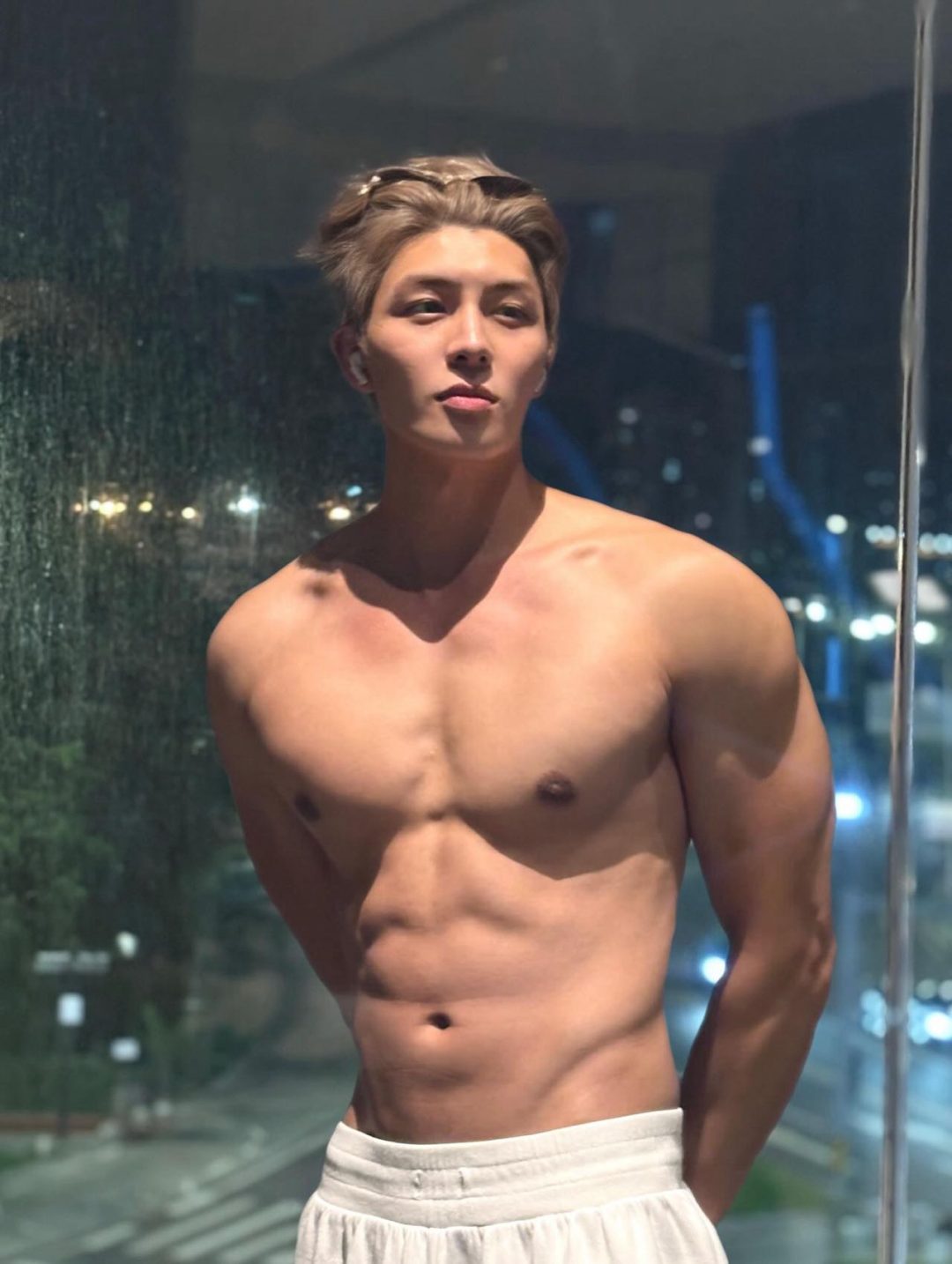 不给刷 100 万就骂人？网红帅哥被放出来以后，在 ins 上成了极品天菜……