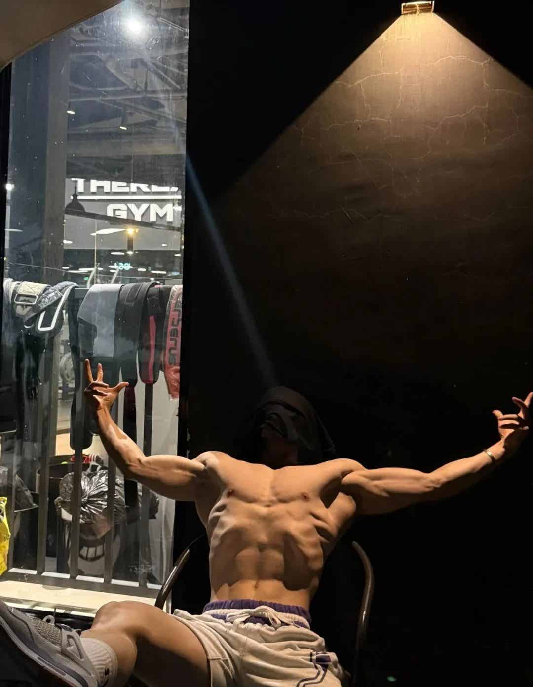 上海鲨鱼肌 + 冷白皮肌肉小哥