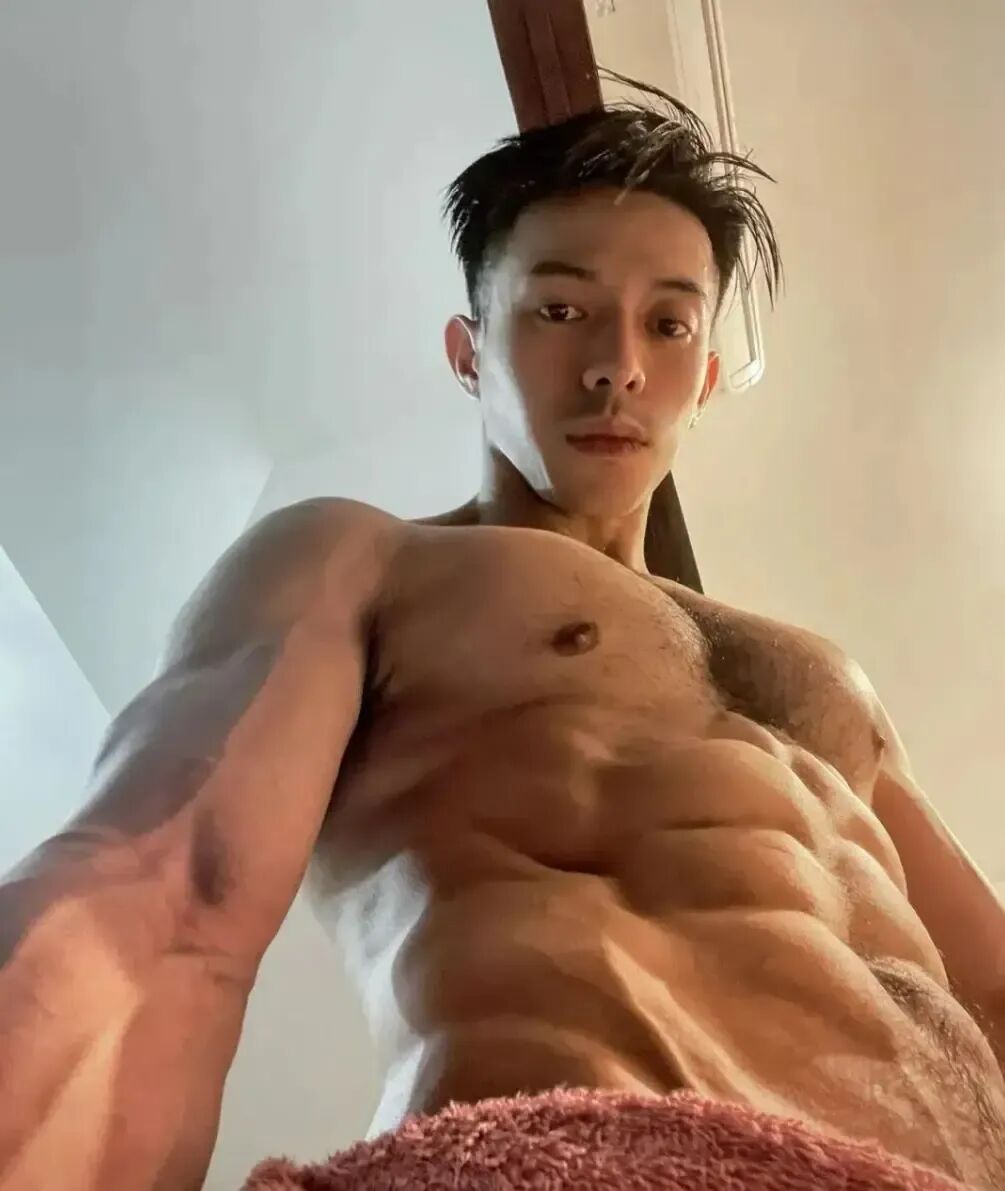 胸腹毛浓密 胸腹肌硬硬的大鼻子猛男好会找角度