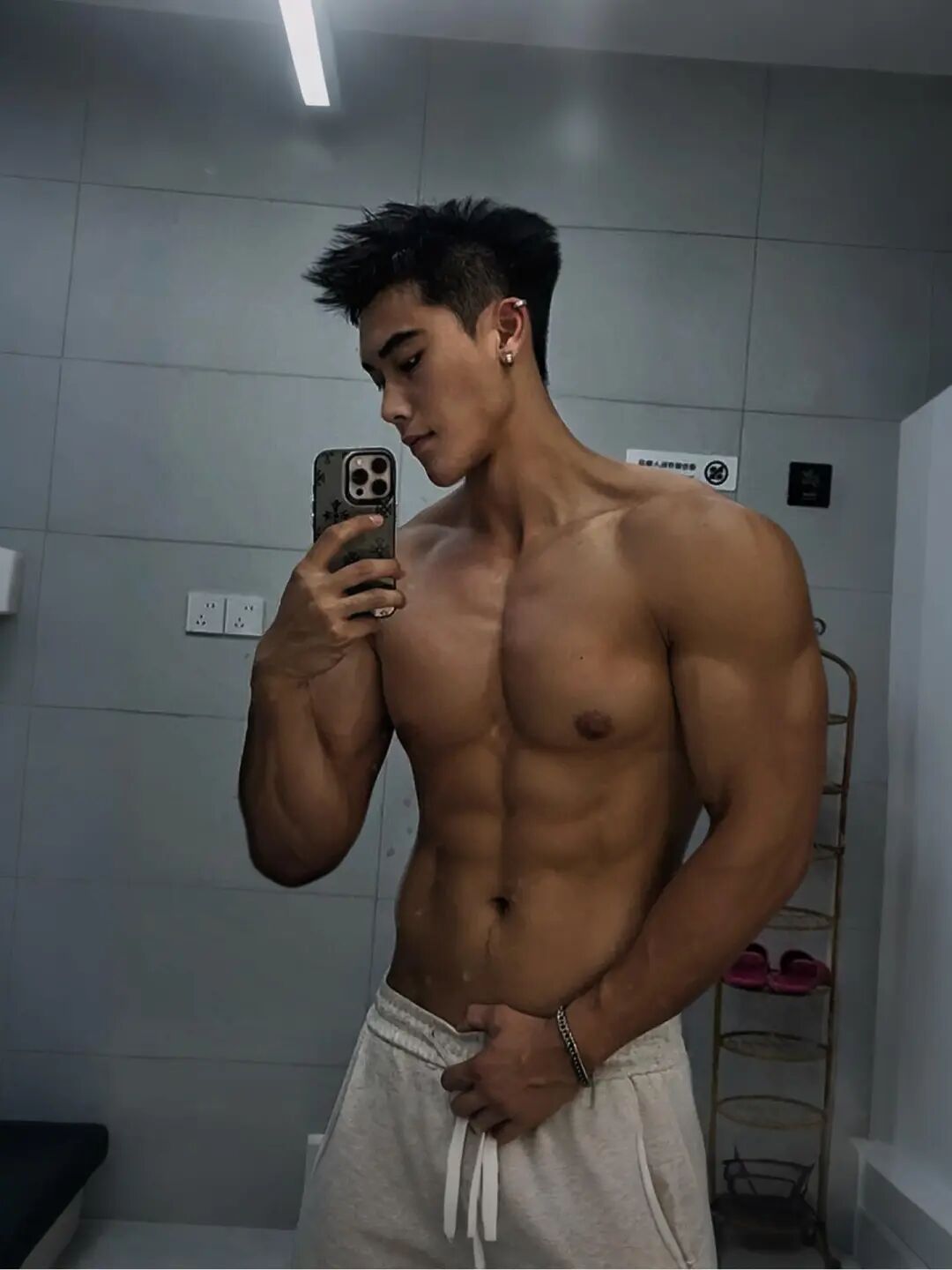 王绎珲：185 黑皮肌肉自由健身教练