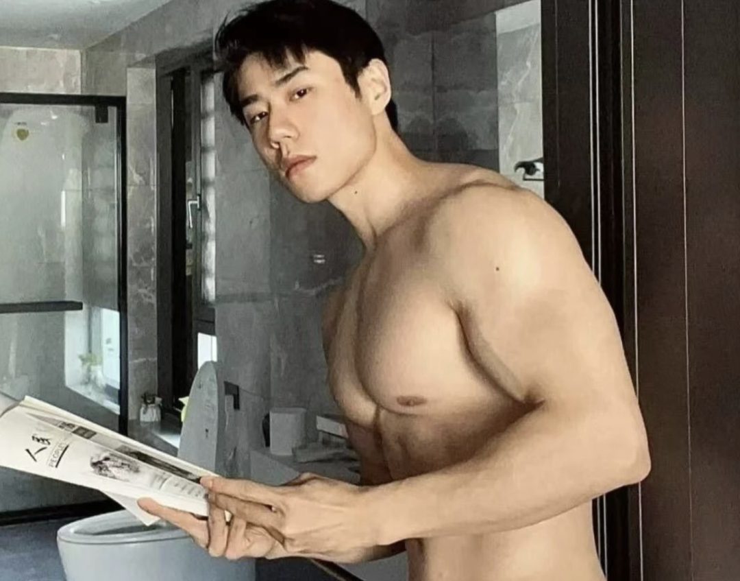 今天这个大鼻子帅哥的肌肉身材也太赞了 胸肌好壮