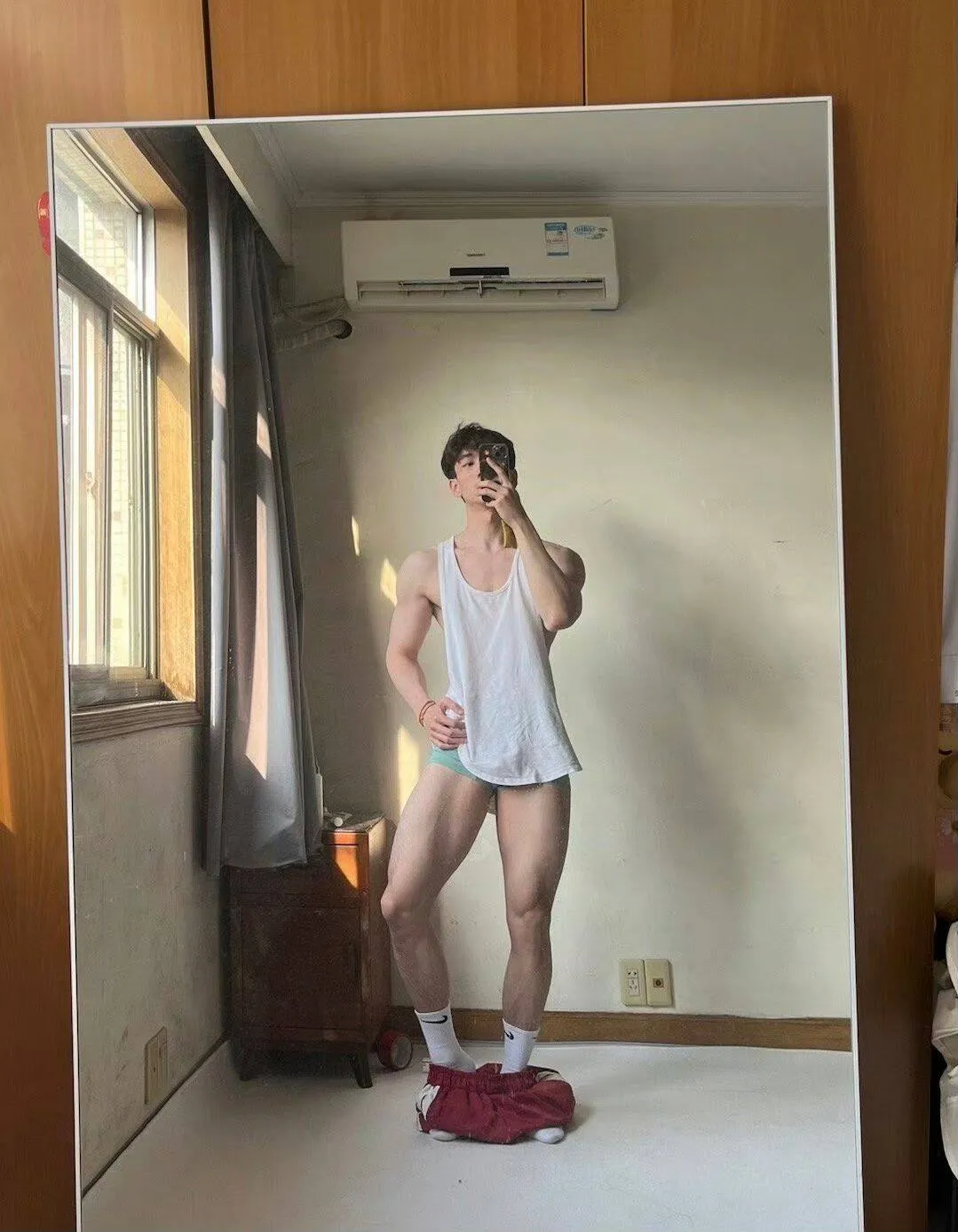 白到发亮的 187 长腿薄肌体育生激情半露赏心悦目
