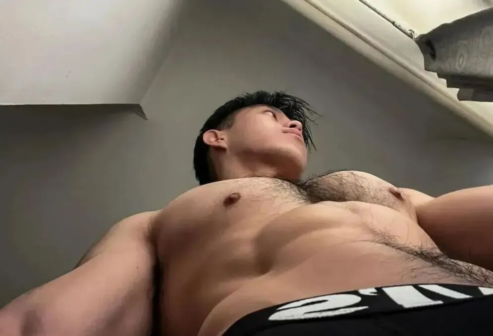 胸腹毛浓密 胸腹肌硬硬的大鼻子猛男好会找角度