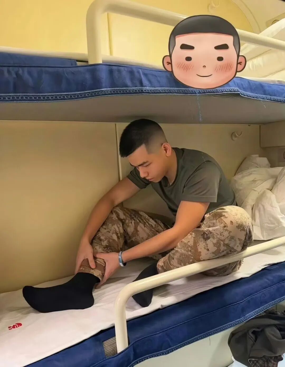 体育生火了!多人疑似被采访?兵哥哥火车上被偷拍? 体育生火了!多人疑似被采访?兵哥哥火车上被偷拍?