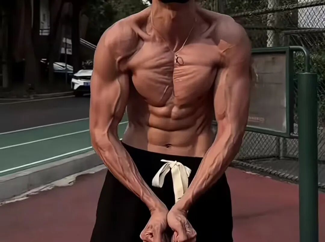 健身网红“花小龙”的八块腹肌“很狂”,175 轻熟肌肉男,瘦猴变天菜有多难? 健身网红“花小龙”的八块腹肌“很狂”,175 轻熟肌肉男,瘦猴变天菜有多难?