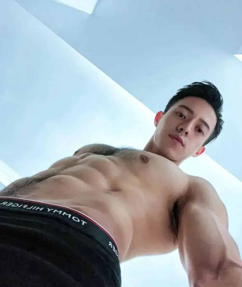 胸腹毛浓密 胸腹肌硬硬的大鼻子猛男好会找角度