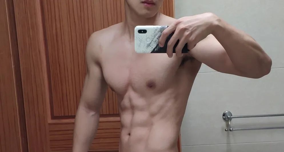 直男装钙，春光乍泄，白内🩲攃鞭视频竟然火了？