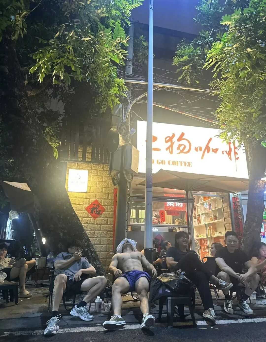 体育生火了!多人疑似被采访?兵哥哥火车上被偷拍? 体育生火了!多人疑似被采访?兵哥哥火车上被偷拍?