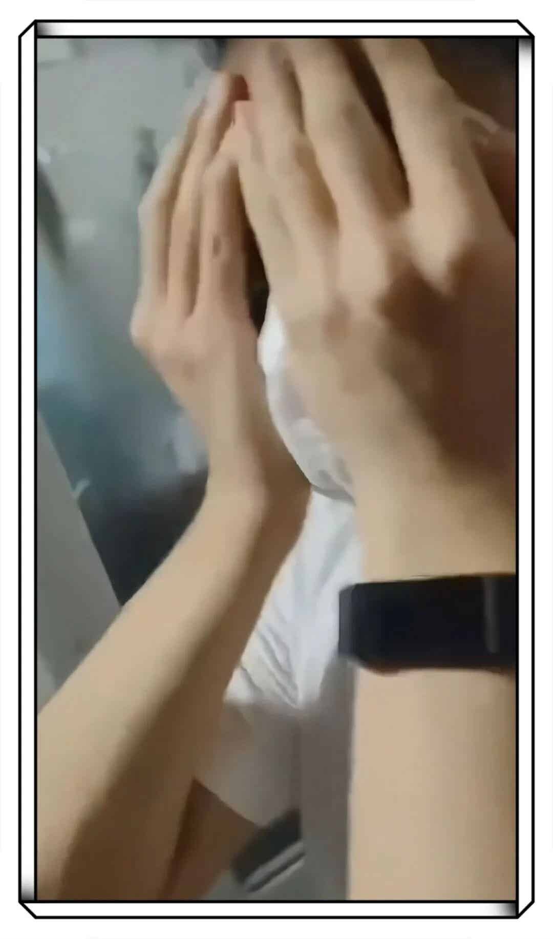 混进广体浴室偷拍还想摸腹肌?这个瓜有点大…… 混进广体浴室偷拍还想摸腹肌?这个瓜有点大……