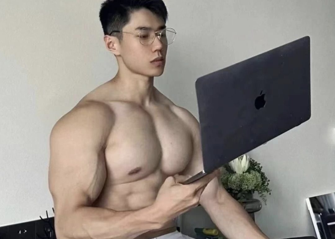 今天这个大鼻子帅哥的肌肉身材也太赞了 胸肌好壮