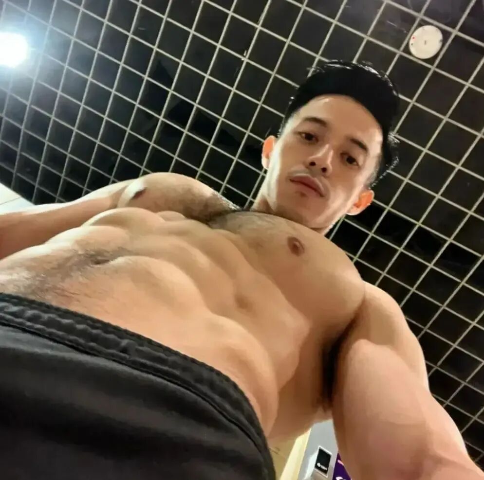 胸腹毛浓密 胸腹肌硬硬的大鼻子猛男好会找角度