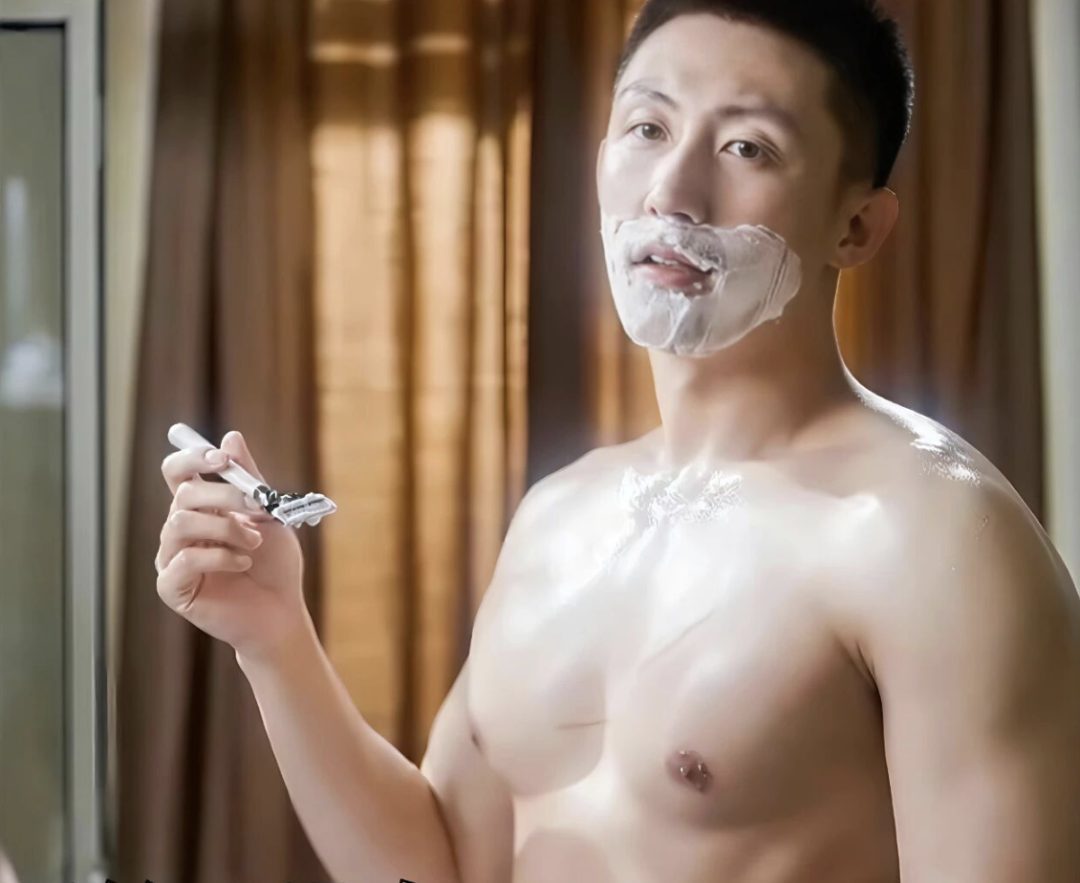 33 岁黄景瑜洗澡视频引发舔屏,青筋暴起的肱二头肌,这胸也大了吧! 33 岁黄景瑜洗澡视频引发舔屏,青筋暴起的肱二头肌,这胸也大了吧!