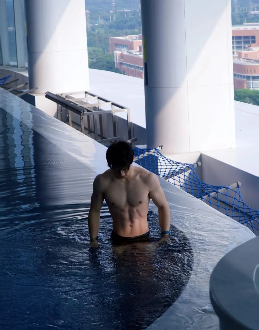 成都 188 男大游泳教练,腹肌长腿超级诱惑! 私下玩的真花.... 成都 188 男大游泳教练,腹肌长腿超级诱惑! 私下玩的真花....