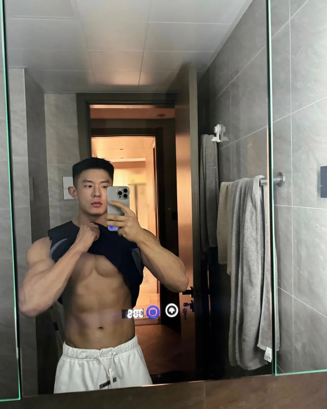 东北白袜粗腿大猛 1，人形打桩机，虎背蜂腰太诱人.....