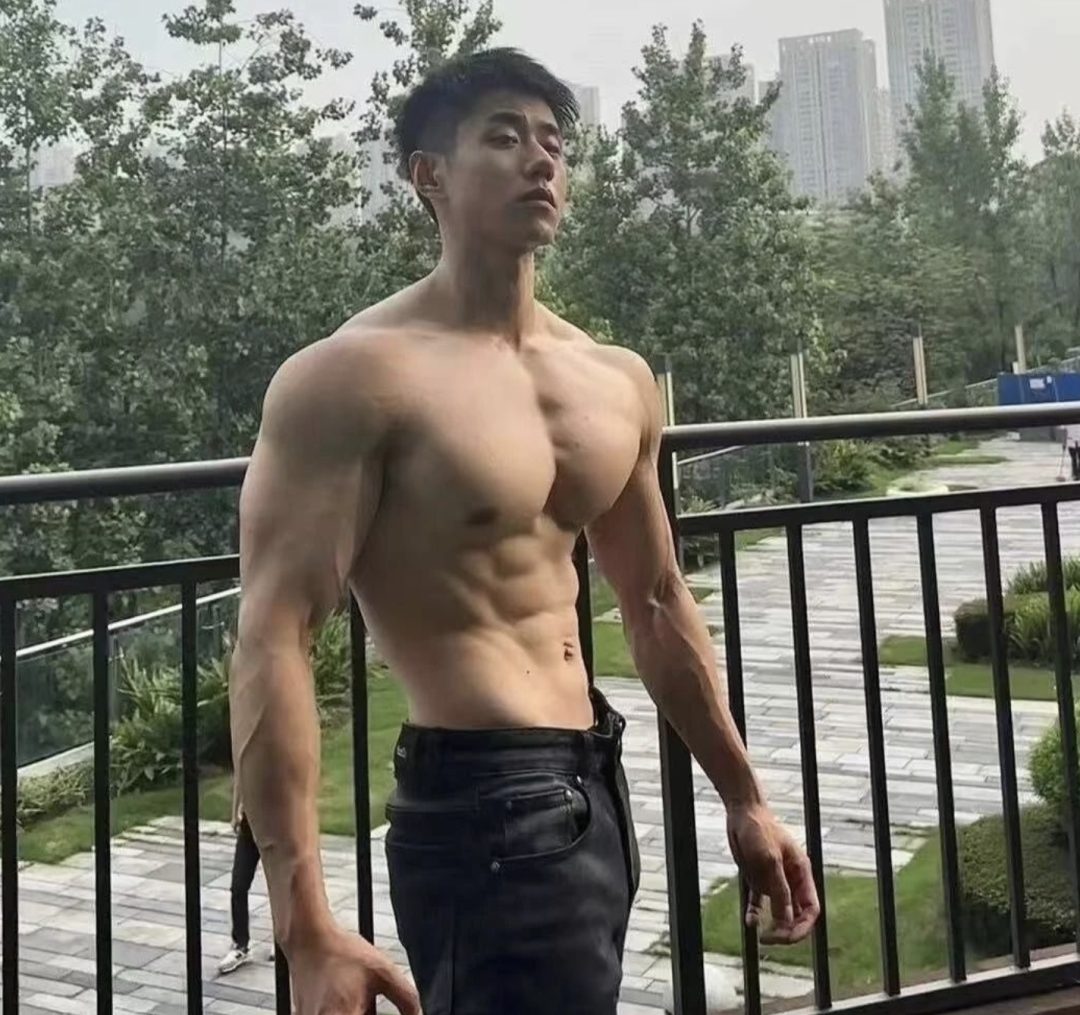 今天这个大鼻子帅哥的肌肉身材也太赞了 胸肌好壮