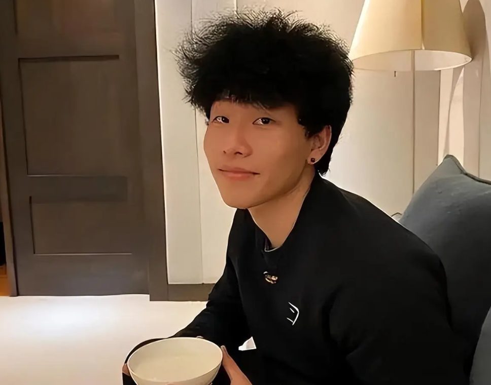 陈坤牵 2 个男孩现身医院引猜想，他的大儿子已经 23 岁了