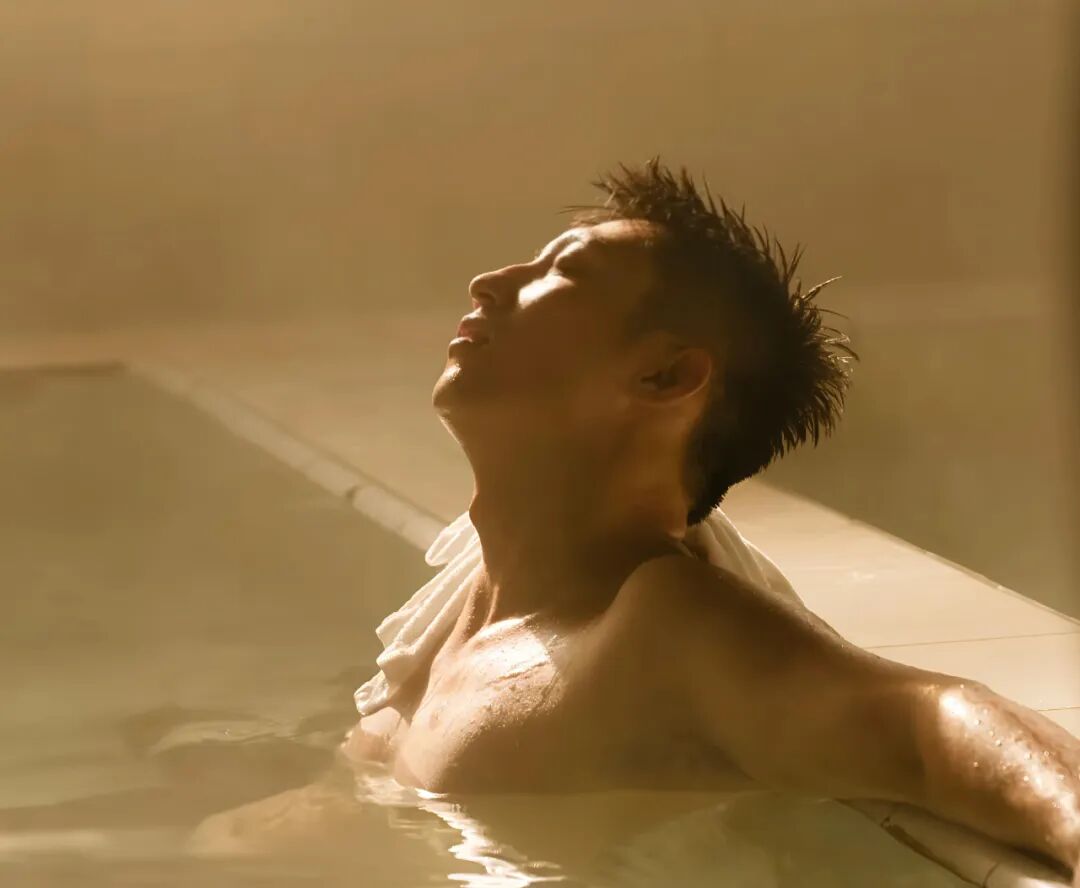 33 岁黄景瑜洗澡视频引发舔屏,青筋暴起的肱二头肌,这胸也大了吧! 33 岁黄景瑜洗澡视频引发舔屏,青筋暴起的肱二头肌,这胸也大了吧!