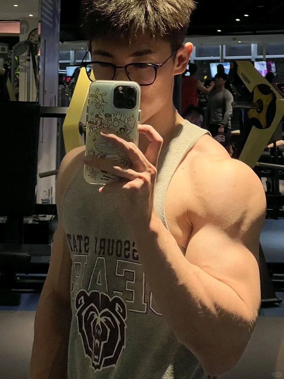 单眼皮眼镜男，又直又欲的东北帅哥