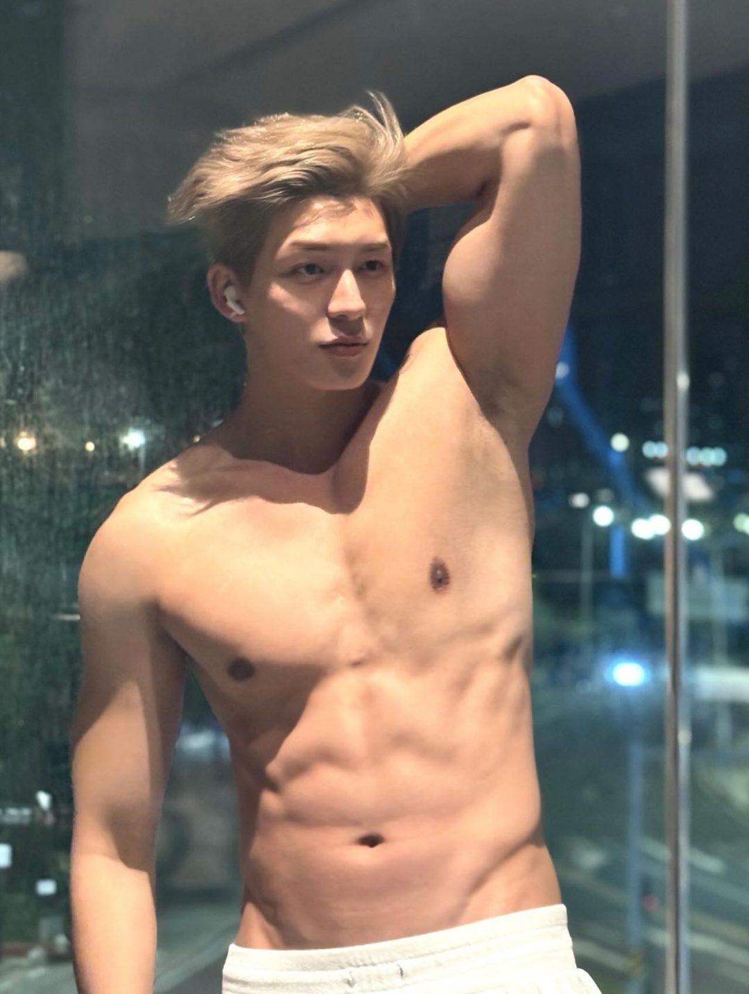 不给刷 100 万就骂人？网红帅哥被放出来以后，在 ins 上成了极品天菜……