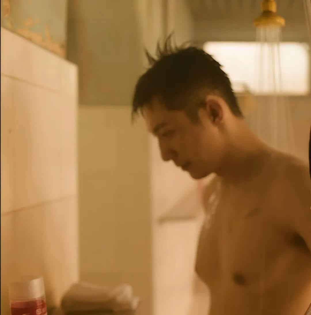 黄景瑜视频半果出镜引发舔屏，妥妥的 D 杯大胸啊~