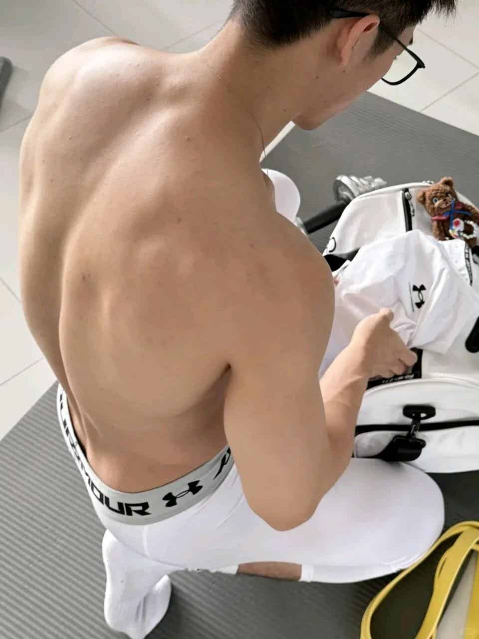 单眼皮眼镜男，又直又欲的东北帅哥