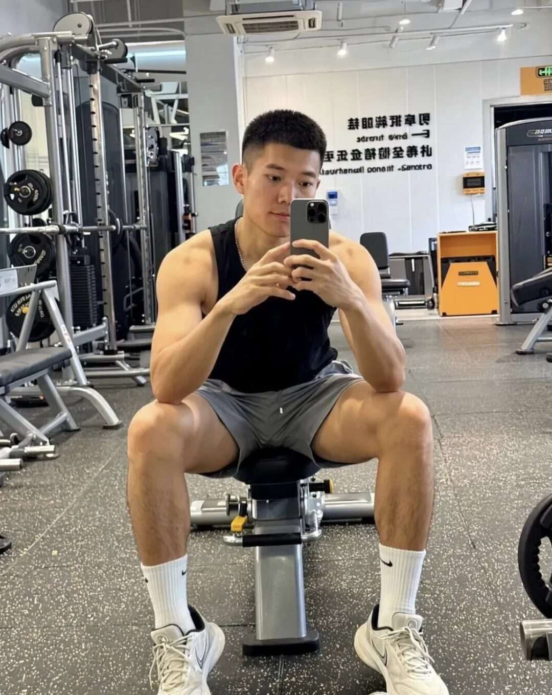 186cm 运动男自拍很有劲得样子！