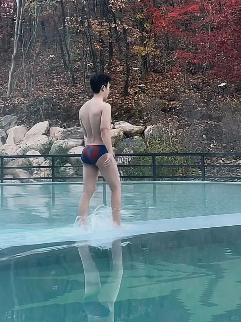 单眼皮眼镜男，又直又欲的东北帅哥
