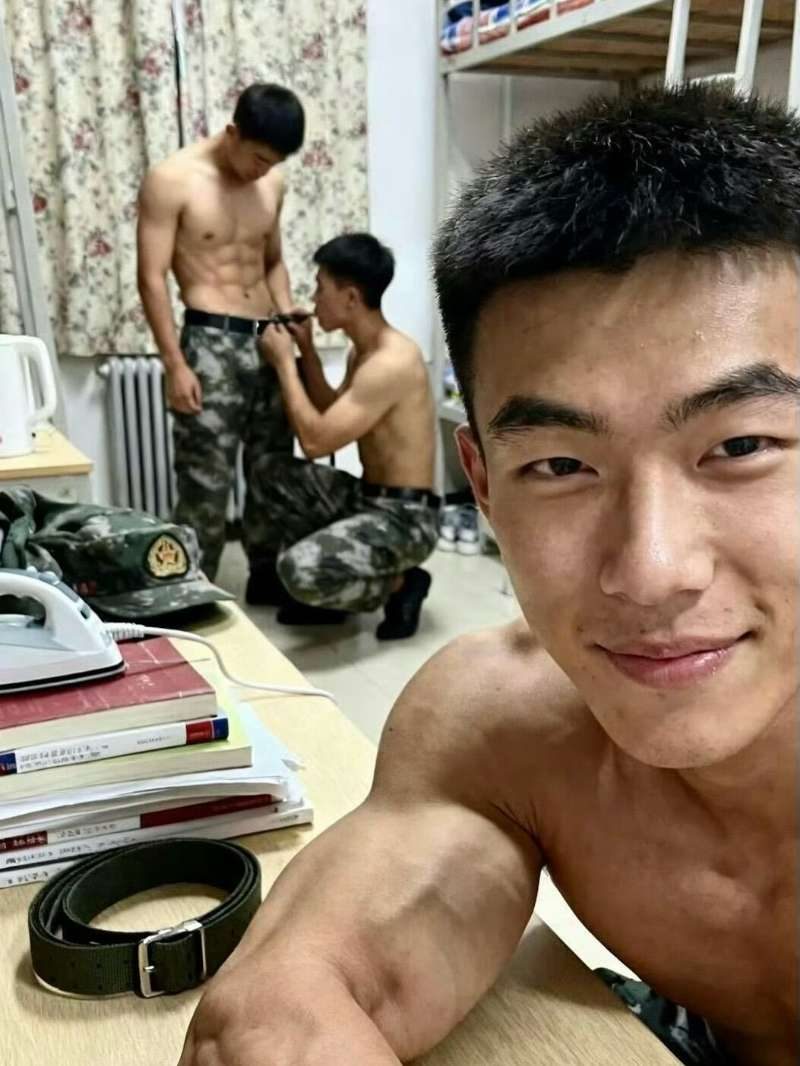 体育生火了!寸头哥酒店被拍?消防哥被采访? 体育生火了!寸头哥酒店被拍?消防哥被采访?