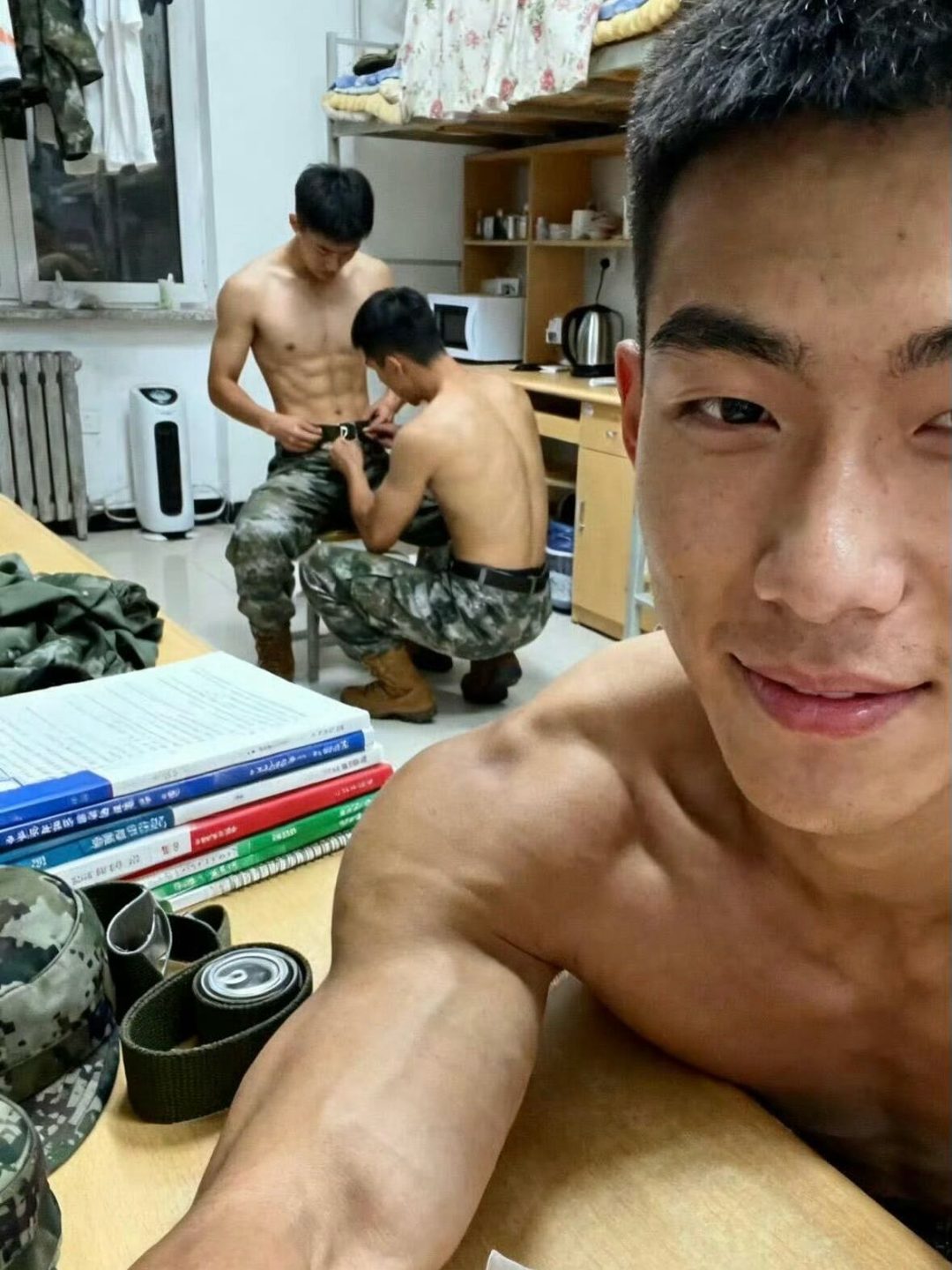 体育生火了!寸头哥酒店被拍?消防哥被采访? 体育生火了!寸头哥酒店被拍?消防哥被采访?