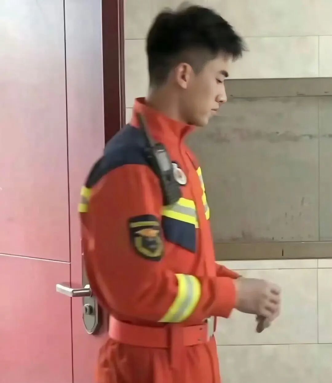 体育生火了!寸头哥酒店被拍?消防哥被采访? 体育生火了!寸头哥酒店被拍?消防哥被采访?
