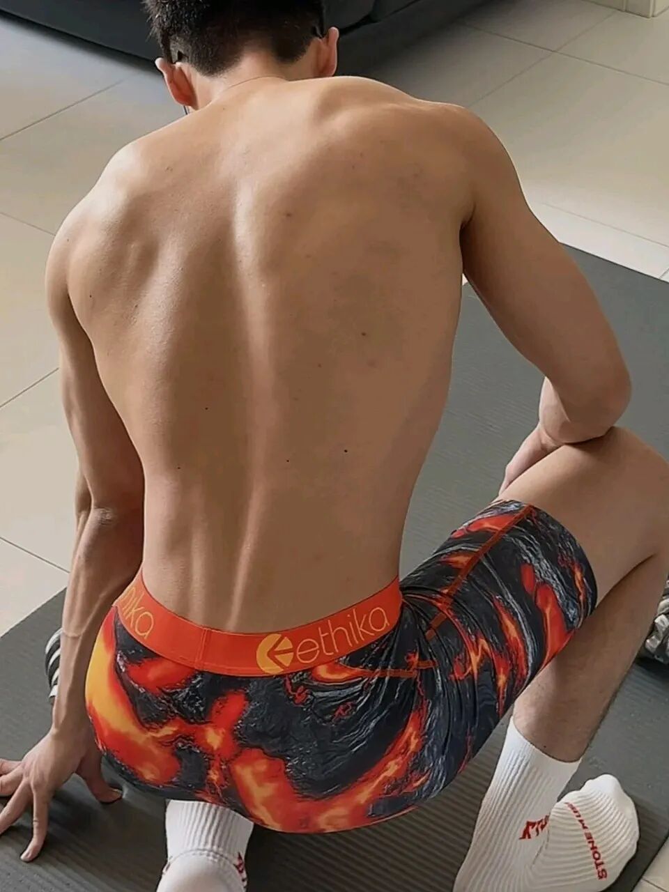 单眼皮眼镜男，又直又欲的东北帅哥