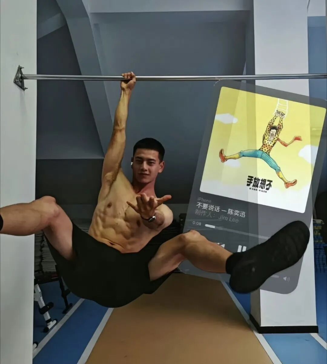 体育生火了!多人疑似被采访?兵哥哥火车上被偷拍? 体育生火了!多人疑似被采访?兵哥哥火车上被偷拍?