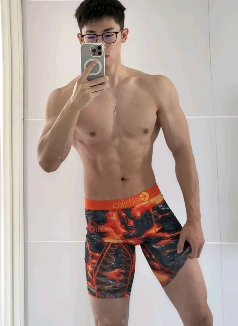 单眼皮眼镜男，又直又欲的东北帅哥