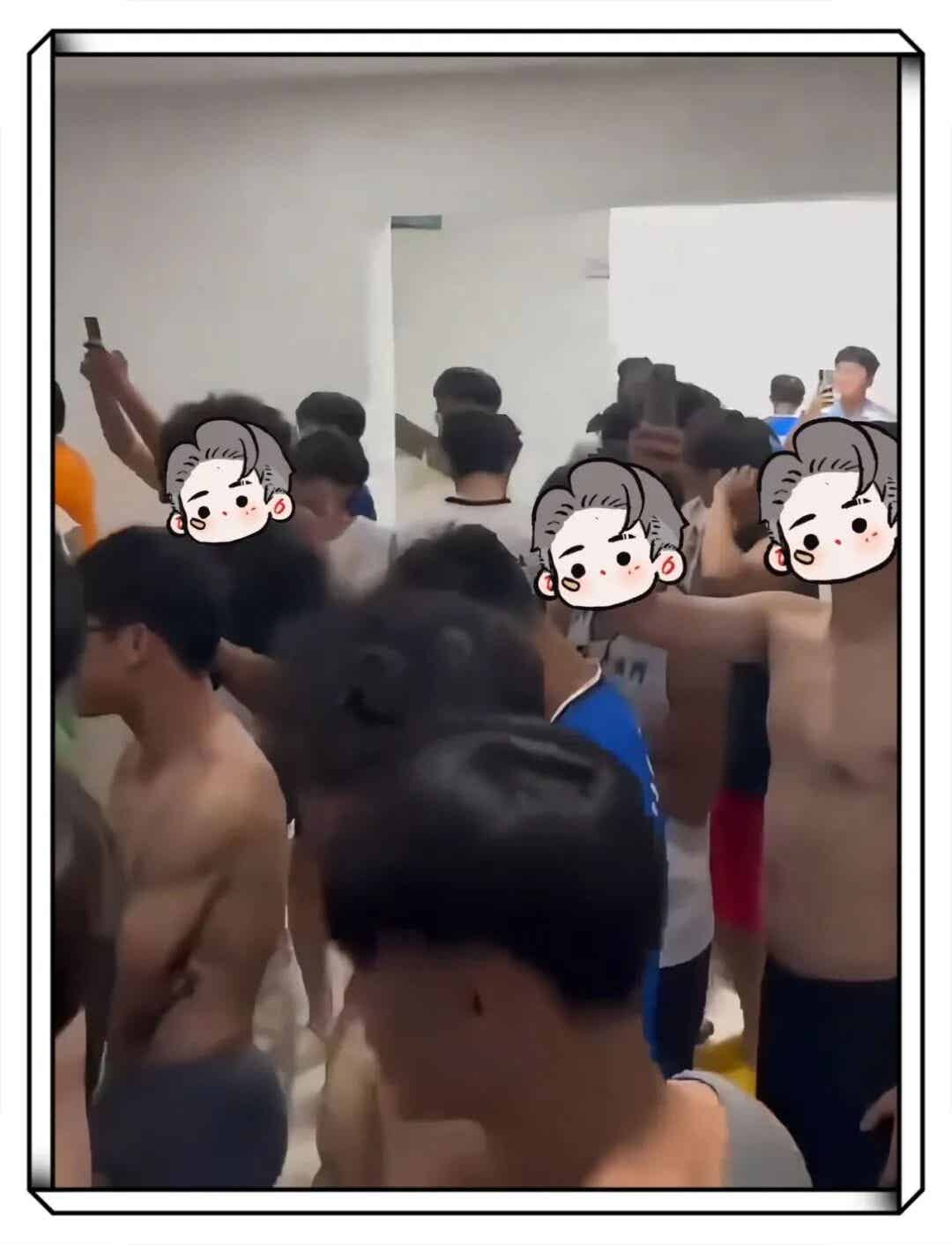 混进广体浴室偷拍还想摸腹肌?这个瓜有点大…… 混进广体浴室偷拍还想摸腹肌?这个瓜有点大……