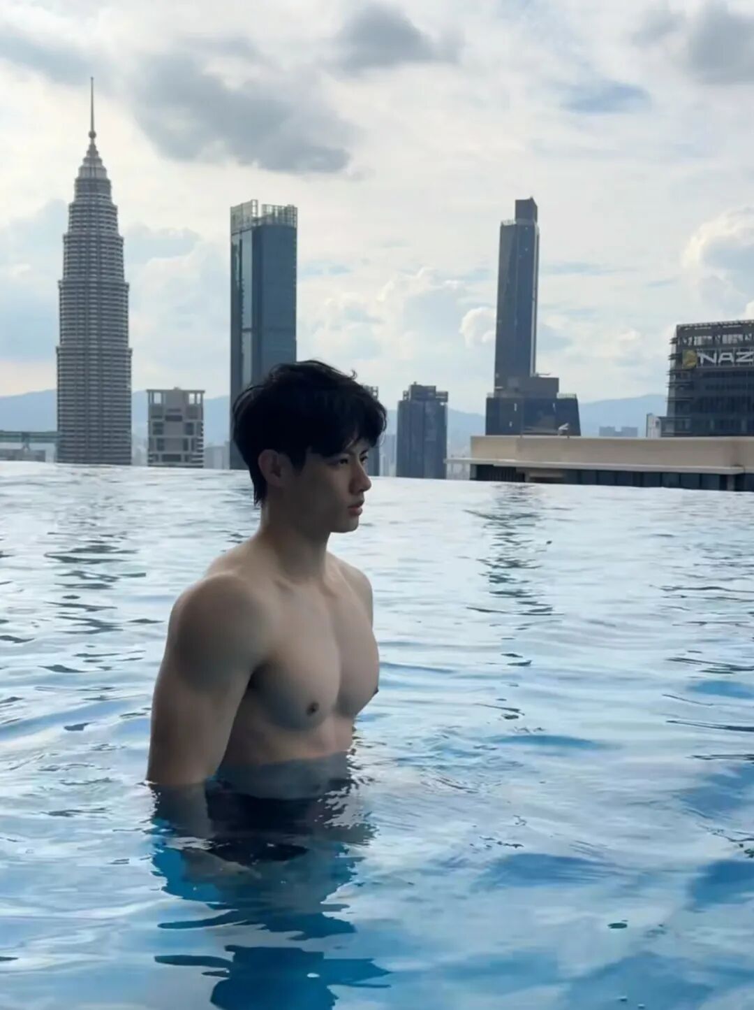 成都 188 男大游泳教练,腹肌长腿超级诱惑! 私下玩的真花.... 成都 188 男大游泳教练,腹肌长腿超级诱惑! 私下玩的真花....