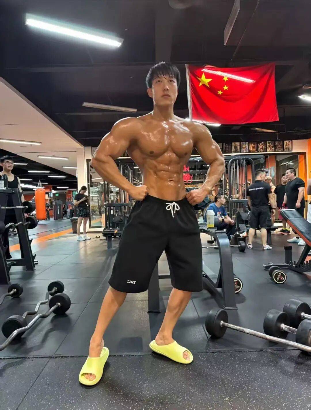 健身网红“小庞”肌肉被开发到最大!他建模脸配上八块腹肌“超润”,多少人到达不了?! 健身网红“小庞”肌肉被开发到最大!他建模脸配上八块腹肌“超润”,多少人到达不了?!